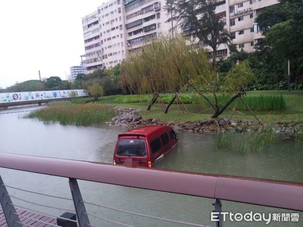 ▲▼通緝犯拒檢。警方連開四槍。（圖／記者陳以昇翻攝）