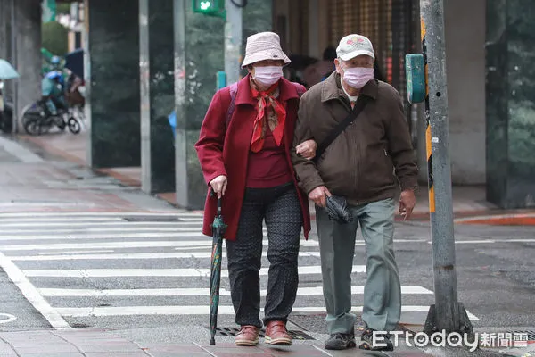 ▲寒流,下雨,濕冷,低溫,氣溫驟降,長輩,長者,老人,注意保暖,心血管疾病。（圖／記者周宸亘攝）