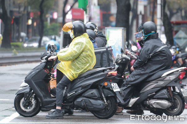 ▲▼寒流,下雨,濕冷,低溫,氣溫驟降,機車,機車族,外送,機車騎士。（圖／記者周宸亘攝）