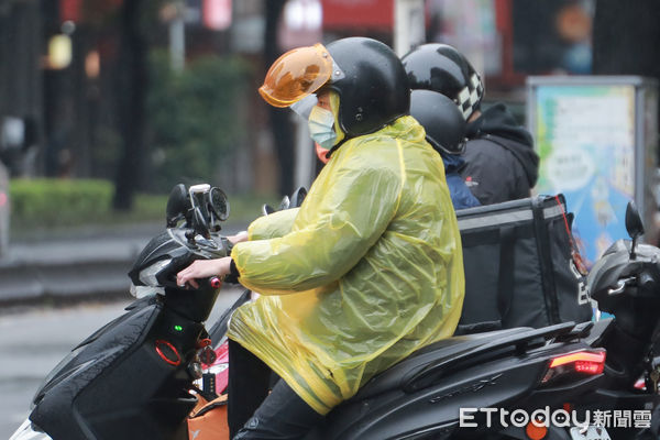 ▲▼寒流,下雨,濕冷,低溫,氣溫驟降,機車,機車族,外送,機車騎士。（圖／記者周宸亘攝）