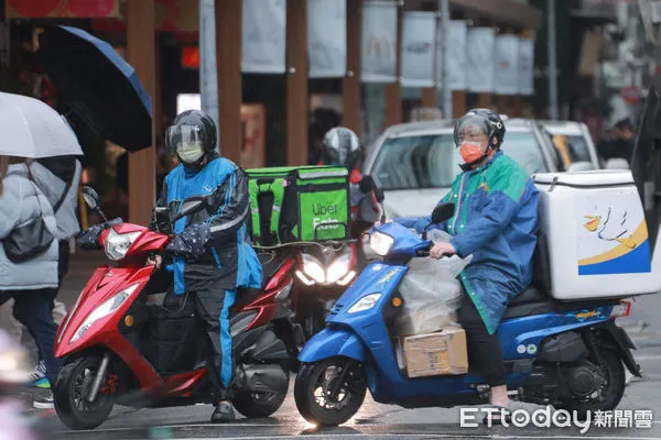 ▲▼寒流,下雨,濕冷,低溫,氣溫驟降,機車,機車族,外送,機車騎士。（圖／記者周宸亘攝）