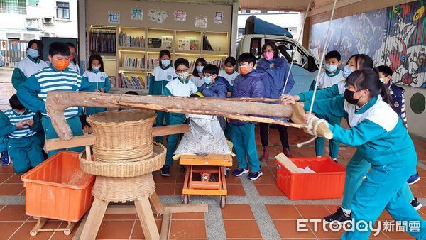 ▲新北市圖爆米香、學台語 淡水學童體驗傳統技藝復古味。（圖／新北市立圖書館提供）