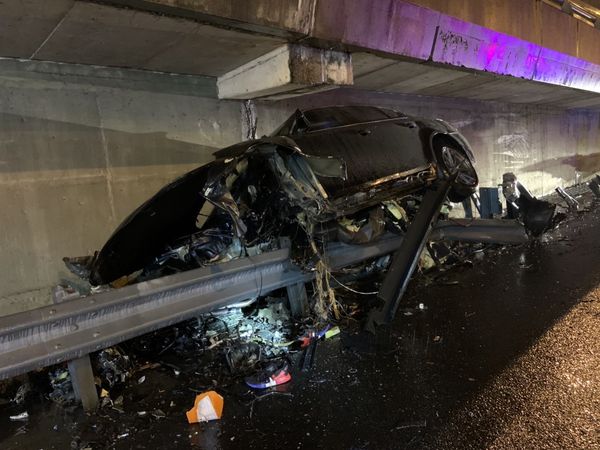 ▲▼BMW國一自撞，該路段緊臨五楊高架匝道，2日前曾發生3死重大車禍。（圖／翻攝「記者爆料網」）