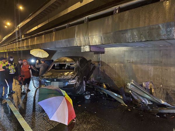 ▲▼BMW國一自撞，該路段緊臨五楊高架匝道，2日前曾發生3死重大車禍。（圖／記者游宗樺翻攝）