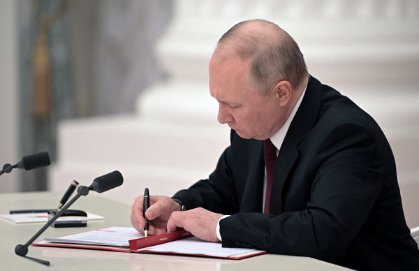 ▲▼俄羅斯總統普丁簽署協議承認烏克蘭東部頓內茨克人民共和國（Donetsk People`s Republic）和盧甘斯克人民共和國（Lugansk People`s Republic）獨立。（圖／路透）