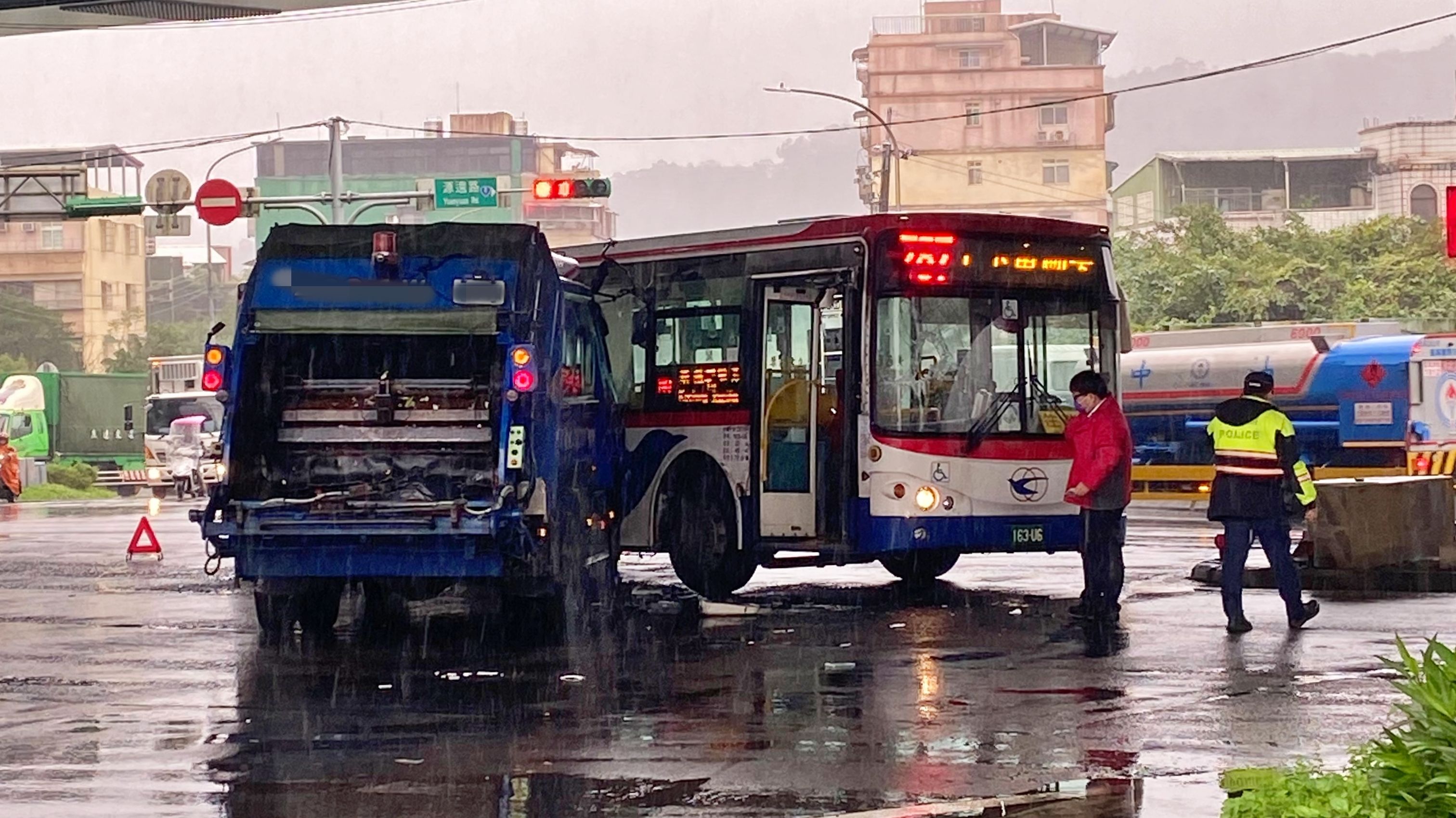▲基隆垃圾車攔腰碰撞客運公車，10乘客驚嚇：以為命要沒了。（圖／翻攝自《記者爆料網》）