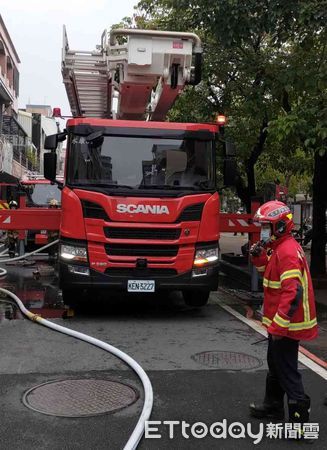 ▲台南市永康區大橋三街1棟民宅，22日上午發生火警，消防局出動14車35人前往搶救，並救出1名受困民眾送醫。（圖／民眾提供，下同）