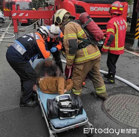 ▲台南市永康區大橋三街1棟民宅，22日上午發生火警，消防局出動14車35人前往搶救，並救出1名受困民眾送醫。（圖／民眾提供，下同）