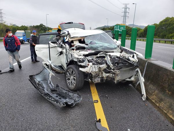 ▲▼國三南下171.5k車禍，自小客車引擎被削去大半　，女駕駛無生命跡象。（圖／民眾提供）