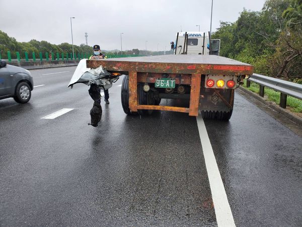 ▲▼國三南下171.5k車禍，自小客車引擎被削去大半　，女駕駛無生命跡象。（圖／民眾提供）