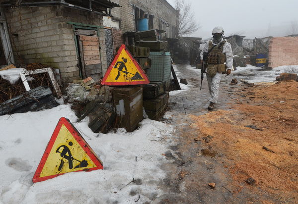 ▲▼ 烏克蘭軍人在頓內茨克的阿夫迪夫卡鎮（Avdiivka）外頭。（圖／路透）