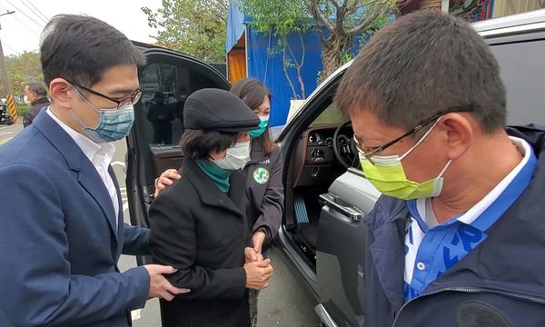 ▲▼林崑海遺孀感應「海董想開車」，2千萬起跳勞斯萊斯魅影抵靈堂。（圖／民眾提供）