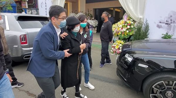 ▲▼林崑海遺孀感應「海董想開車」，2千萬起跳勞斯萊斯魅影抵靈堂。（圖／民眾提供）