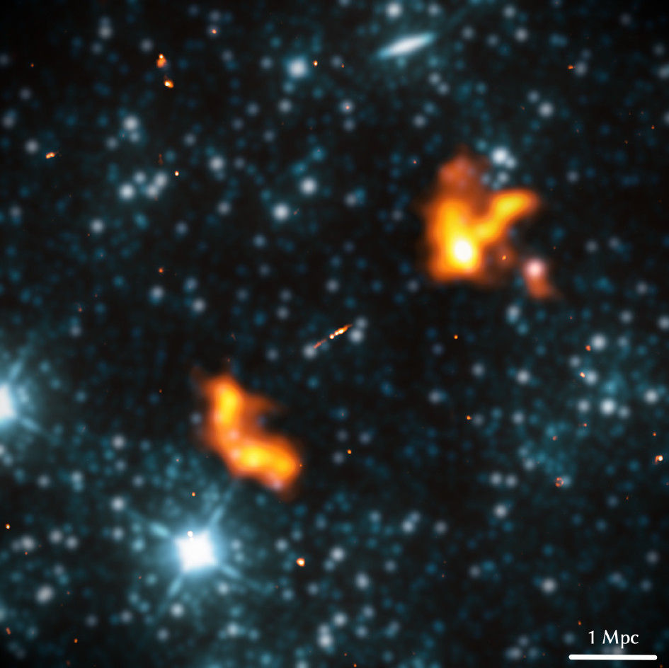 ▲▼Alcyoneus星系的巨大電波瓣（橘色套色）。畫面直徑約2500萬光年。（圖／台北天文館）