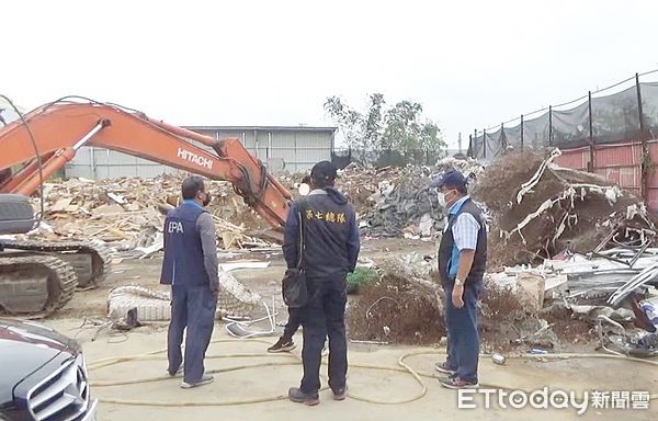 ▲桃園地檢署會同台南地檢署指揮環保署、保七總隊等單位針對桃園市林姓父子共3人收取建築廢棄物，運送至台中、台南等國有地棄置，圖為環保署與保七總隊在現場蒐證。（圖／記者沈繼昌翻攝）