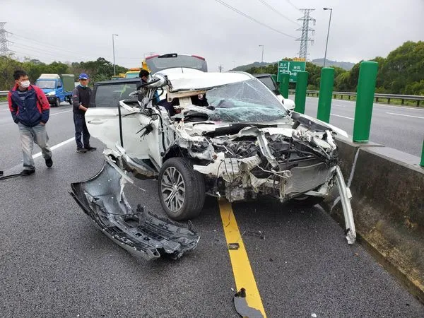 ▲▼國三南下中午發生重大車禍，一輛自小客連撞2輛車後，引擎被削去大半，一名女乘客顱內出血不治。（圖／民眾提供）