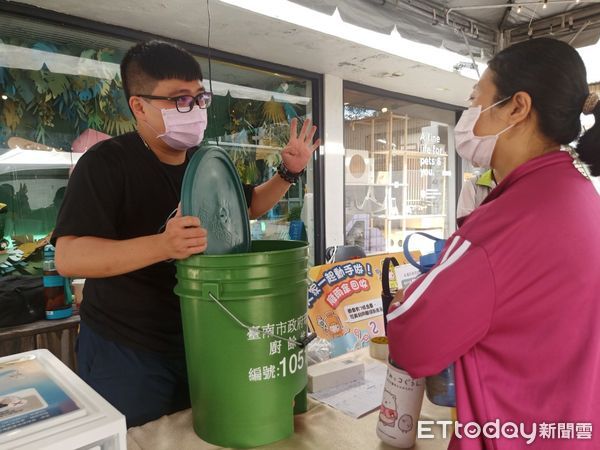 ▲台南市環保局榮獲環保署榮頒14項獎項，在市政會議向市長黃偉哲獻獎與市民共享榮耀。（圖／記者林悅翻攝，下同）