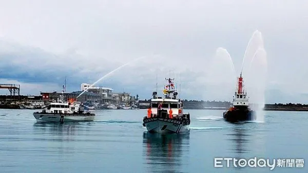 ▲新造10078艦抵達於港外實施噴水迎接儀式。（圖／海巡艦隊分署提供，下同）