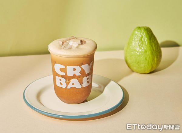 ▲外帶咖啡廳「Crybaby Coffee」老味道麵茶拿鐵咖啡、燕巢芭樂咖啡。（圖／Crybaby Coffee提供）