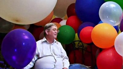 62歲阿伯「癡戀氣球」！家裡塞滿5萬顆又摸又親　妻子默許他的詭異性癖好