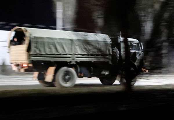 ▲▼路透社直擊，俄軍坦克、軍車連夜進入頓內次克（Donetsk）。（圖／路透）