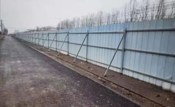 ▲▼爆發徐州8孩案的董集村，先是被當地警方嚴密把守，接著整個村子架起了鐵皮圍牆。（圖／翻攝自twitter.com/jenniferatntd）             。（圖／記者林彥臣攝）