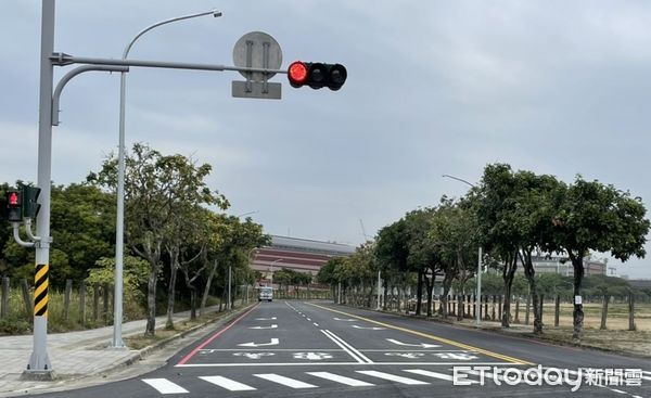 ▲台南高鐵特定區內三井OUTLET將於25日開幕，市府持續改善提升人行道及周邊道路品質。（圖／記者林悅翻攝，下同）