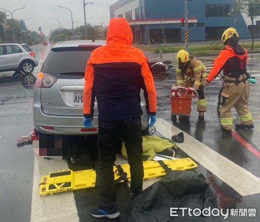 ▲台南市東區生產路和崇明路口，上午發生1起自小客車與機車車禍，消防人員以最新式「Hi-Lift」設備，將2名傷者搶救脫困送醫救治。（圖／民眾提供，下同）