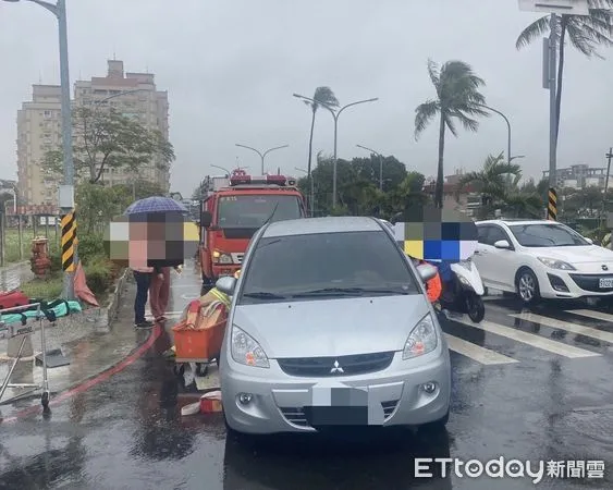 ▲台南市東區生產路和崇明路口，上午發生1起自小客車與機車車禍，消防人員以最新式「Hi-Lift」設備，將2名傷者搶救脫困送醫救治。（圖／民眾提供，下同）