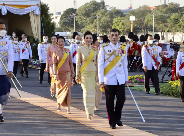 ▲▼泰王瓦吉拉隆功（Maha Vajiralongkorn）、王后蘇堤達（Queen Suthida）與長公主烏汶叻於2021年12月5日出席奠基儀式。（圖／達志影像／美聯社）