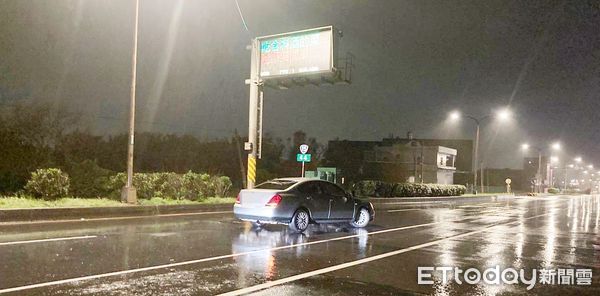 ▲桃園市林姓男子22日凌晨外出買消夜，開車半途上突然爆胎卡在路當中，大園警分局巡邏員警察覺上前關心。（圖／記者沈繼昌翻攝）