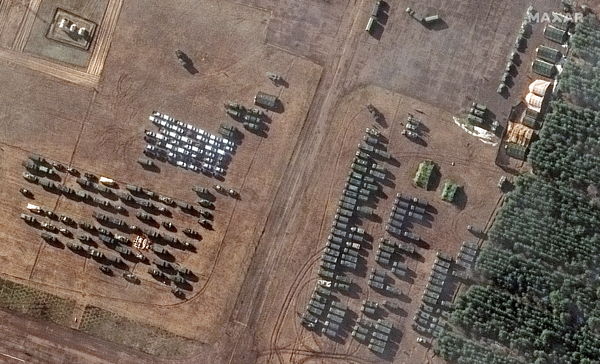 ▲▼白俄羅斯南部城市莫濟里（Mazyr）的Bolshoy Bokov機場部署了100多輛軍用車及數十頂部隊帳篷。（圖／路透）