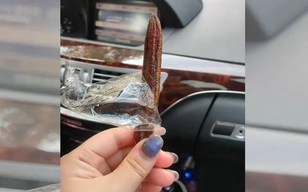 ▲▼原PO第一次吃到棕色條狀的古早味零食。（圖／翻攝自爆廢公社二館）