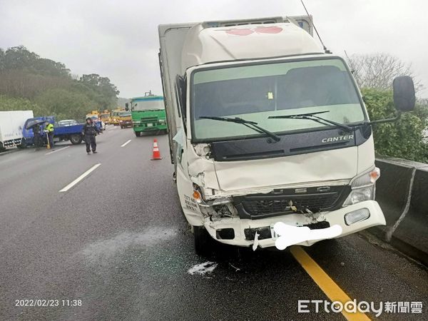 ▲國1新竹寶山段6車追撞　警方火速派員：傷亡仍在調查中。（圖／記者陳凱力翻攝）