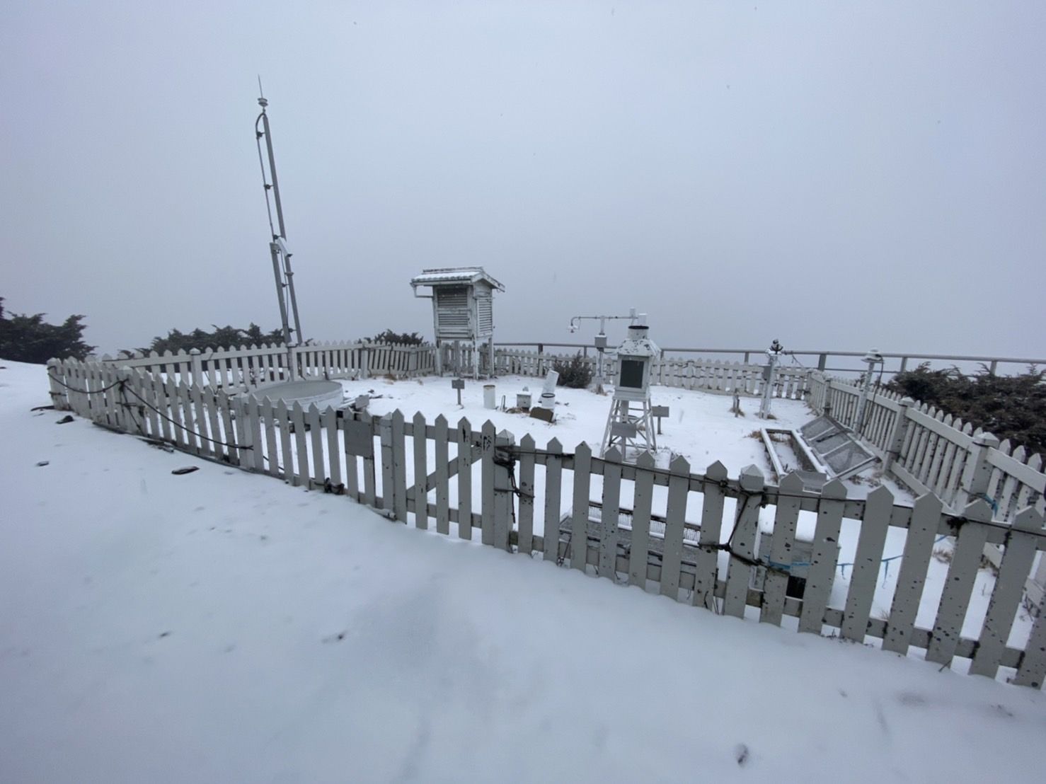 ▲▼玉山下雪。（圖／氣象局）