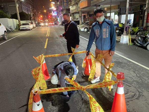 ▲▼台中連日下雨，造成多處路面破大洞，南區有2名騎士摔倒在地，險被後車追撞。（圖／民眾提供）