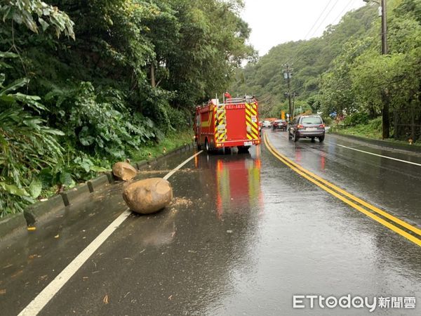 ▲▼新北泰山泰林路落石。（圖／記者陳以昇翻攝）