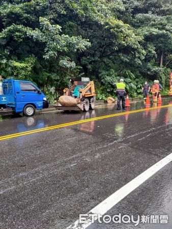 ▲▼新北泰山泰林路落石。（圖／記者陳以昇翻攝）