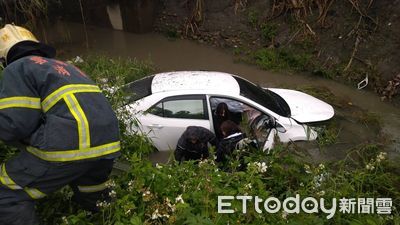 雨天路口2車直直撞5傷　「衝進排水溝」3人慘泡髒水