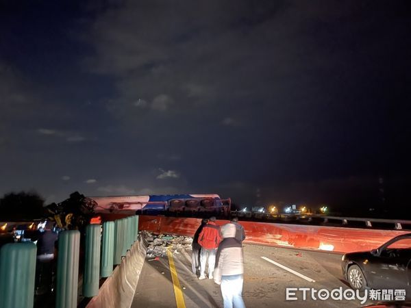 ▲▼快訊／彰化台61線「油罐車翻覆」塞住車道　路人站中央傻眼。（圖／翻攝照片）