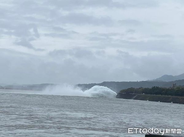 ▲▼石門水庫放水。（圖／北水局）