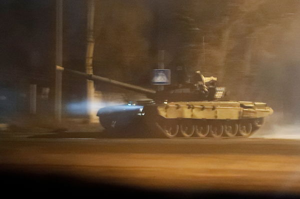 ▲▼ 俄羅斯總統普丁下令派軍進入烏克蘭東部後，頓內茨克人民共和國街頭出現坦克。（圖／路透）
