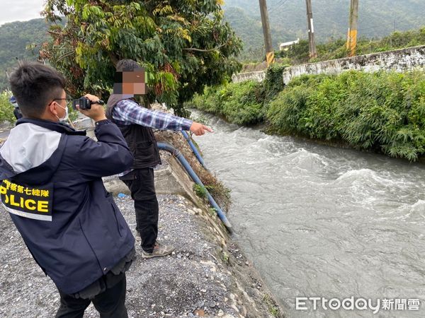 ▲保七總隊第8大隊會同里港警方人員查獲楊男涉嫌竊盜砂石             。（圖／保七總隊提供，下同）