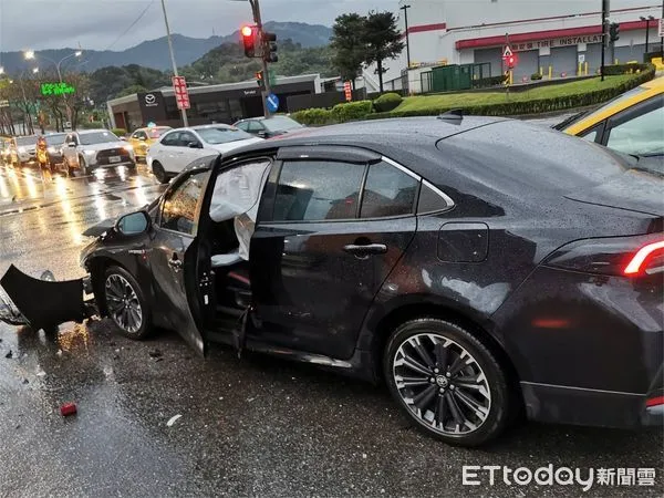 ▲汐止COSTCO大賣場外24日清晨發生車禍，自小客車未依燈號左轉撞上計程車釀禍。（圖／記者張君豪翻攝）