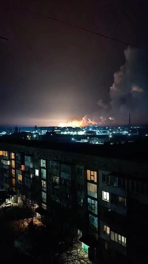 ▲在基輔唸書的陸籍留學生拍下爆炸時的火光及沖天濃煙。（圖／翻攝極目新聞）