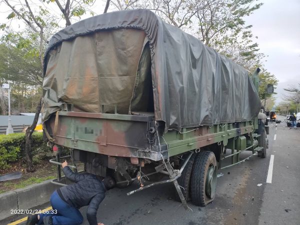 ▲▼2名男子清晨高速追撞軍用卡車，造成一死一重傷。（圖／民眾提供）