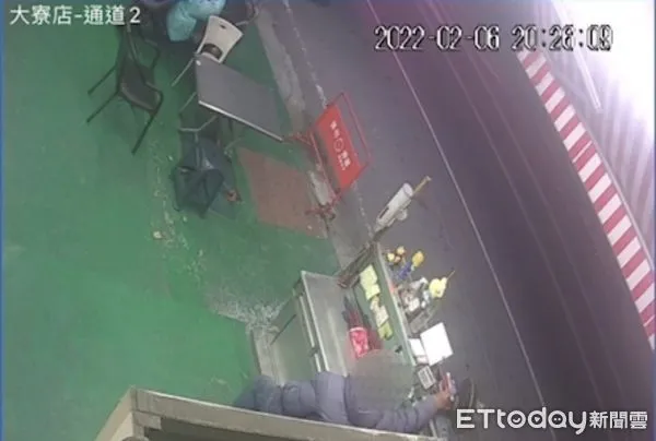 ▲劉姓男子偷竊泡麵，還大口吃了起來             。（圖／記者吳奕靖翻攝）