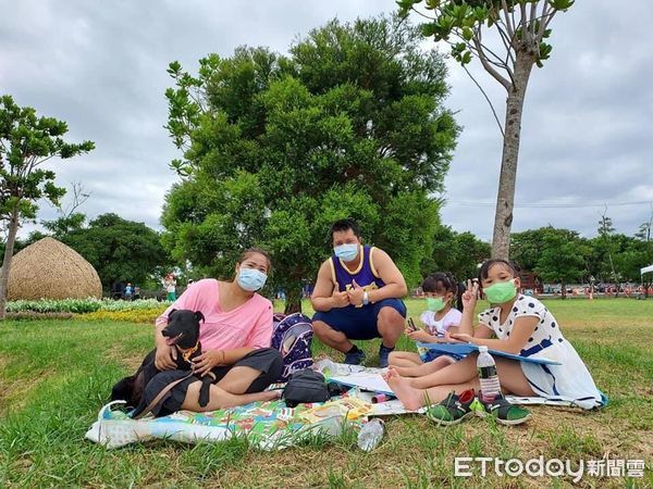 ▲▼ 媽出門半天　膽小犬把「浴室門→碎片」她傻眼：第三次了 。（圖／彭小姐授權提供）