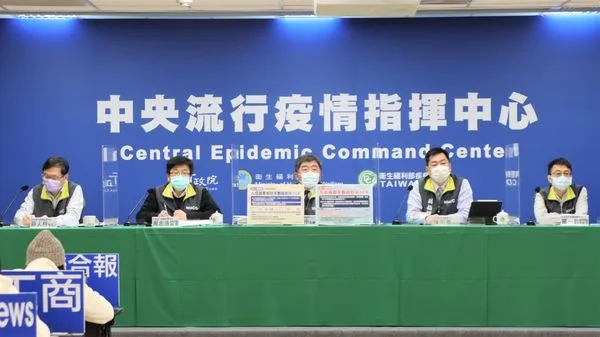 ▲▼指揮中心記者會，（左起）發言人莊人祥、疫情監測組組長周志浩、指揮官陳時中、副指揮官陳宗彥、醫療應變組副組長羅一鈞。（圖／指揮中心提供）