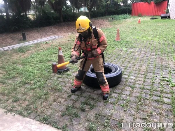 ▲台南市消防局第四大隊24日辦理製藥工廠大隊組合訓練，因應疫情感染風險控管，改以兵棋推演方式，集合所屬單位於大隊部辦理訓練，提升整體消防戰力。（圖／記者林悅翻攝，下同）